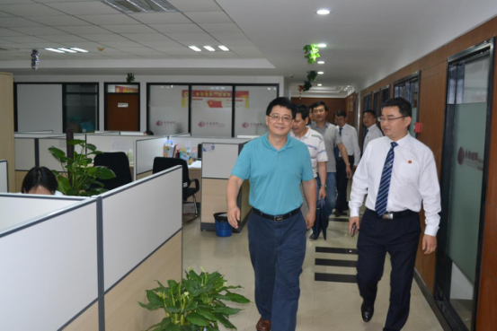 管理合伙人唐俊华,金荣,季阳,蒋多奇,金海洲,党支部书记奚传江进行了